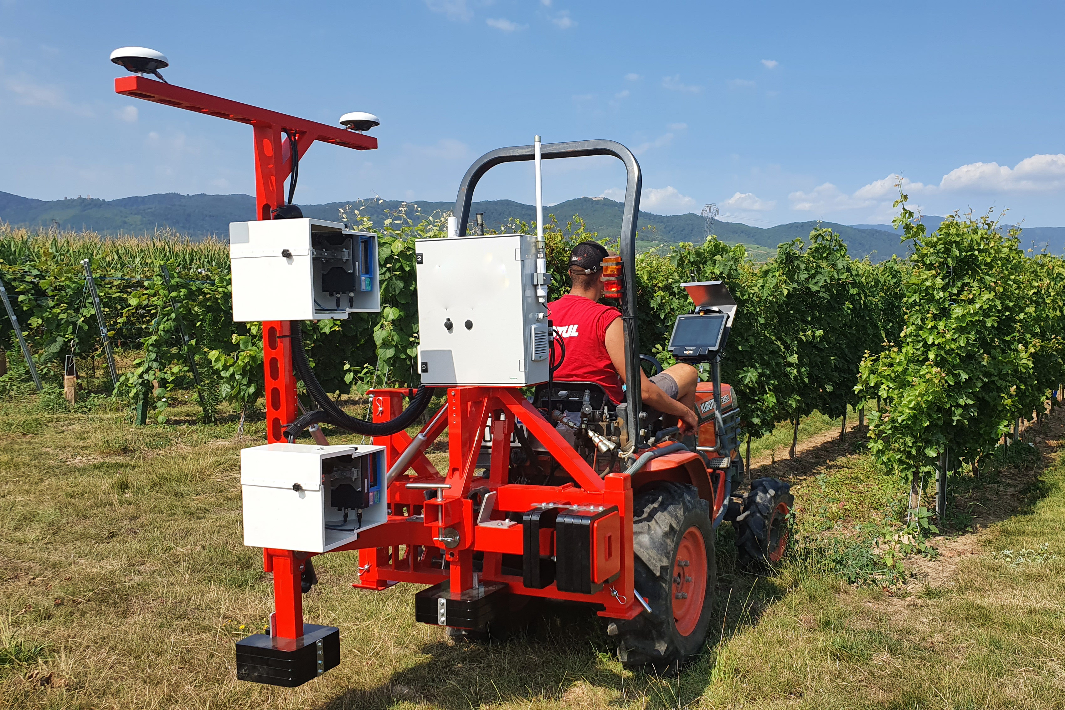 Système attelé sur un tracteur pour scanner les vignes en passant entre les rangs