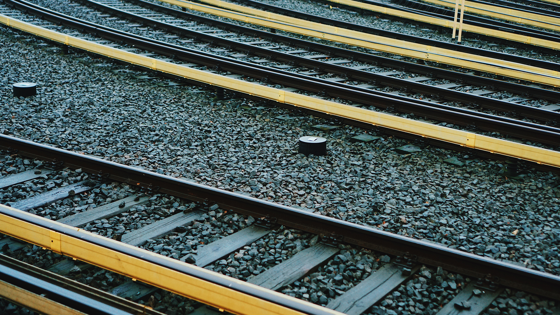Exail header rail