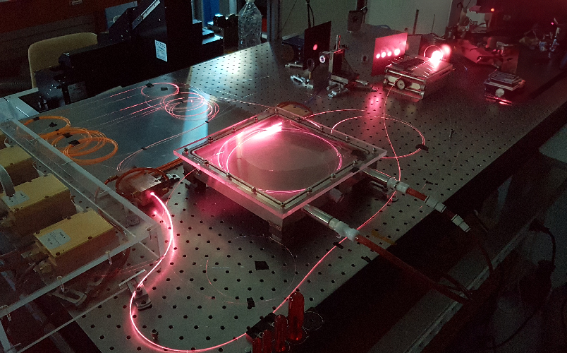 2 m fiber laser sources for defense applications